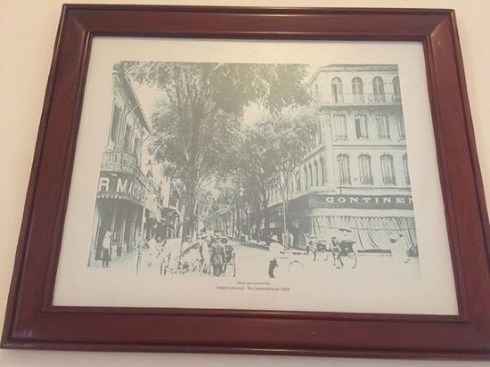1880年开业,2011年装修,共有83间房 胡志明市西贡欧式酒店享有位于胡志明市中心的优越地理位置,可供客人步行可前往最主要的旅游景点并方便地抵达节日和活动场地。酒店宽敞的客房享有法国殖民时期风格的装潢,设有高高的天花板,并享有壮丽的城市美景和酒店庭院的景致。所有客房均配有高速互联网连接和可收看有线频道的液晶电视。 胡志明市西贡欧式酒店提供全天候的客房服务。位于地面楼层的威尼斯高级餐厅供应意大利风味的美食。宫廷餐厅供应越南美食。客人还可以前往LaDolceVitaCafe咖啡厅品尝越南咖啡。Star