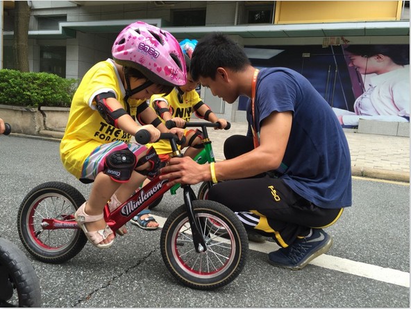00后单车新玩法,BMX小轮车越野,骑出绚丽新色