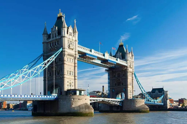 不仅是英国的,济和文化中心,也是英国的大港口城市,在许多