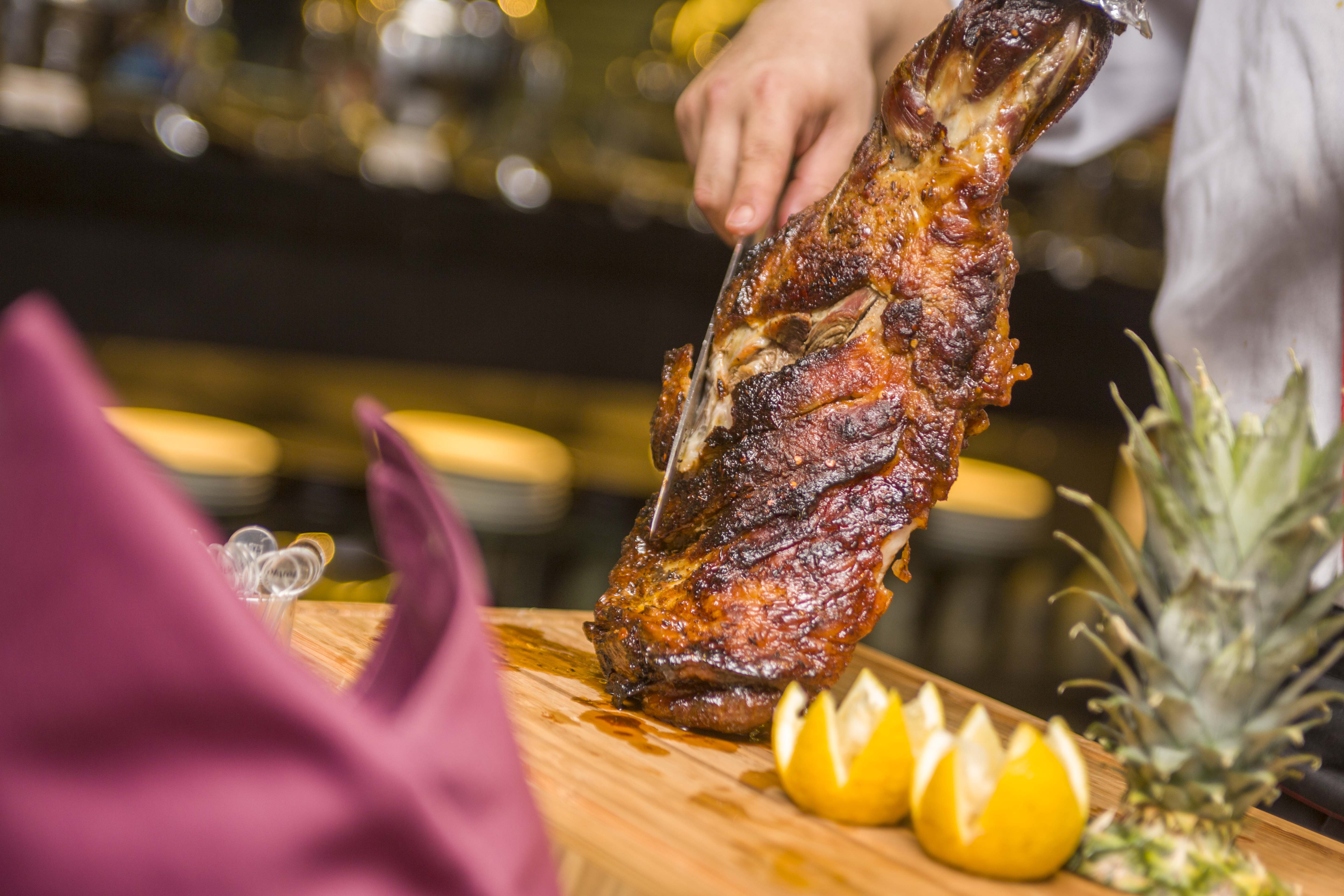 天津中心唐拉雅秀酒店1晚+单人思创餐厅自助早餐、晚餐+室内泳池、健身房使用·住六星钻石奖酒店，俯瞰城市的秀丽景观【特卖汇】