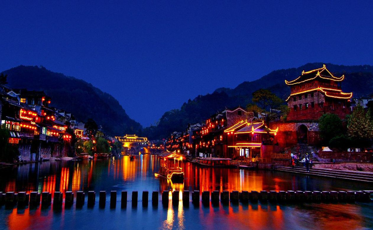 张家界+凤凰4日3晚跟团游(2钻)·电影【阿凡达】外景拍摄地 云天渡玻璃桥-【携程旅游】