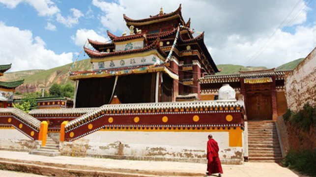 塔尔寺经济总量和游客接待量_塔尔寺图片