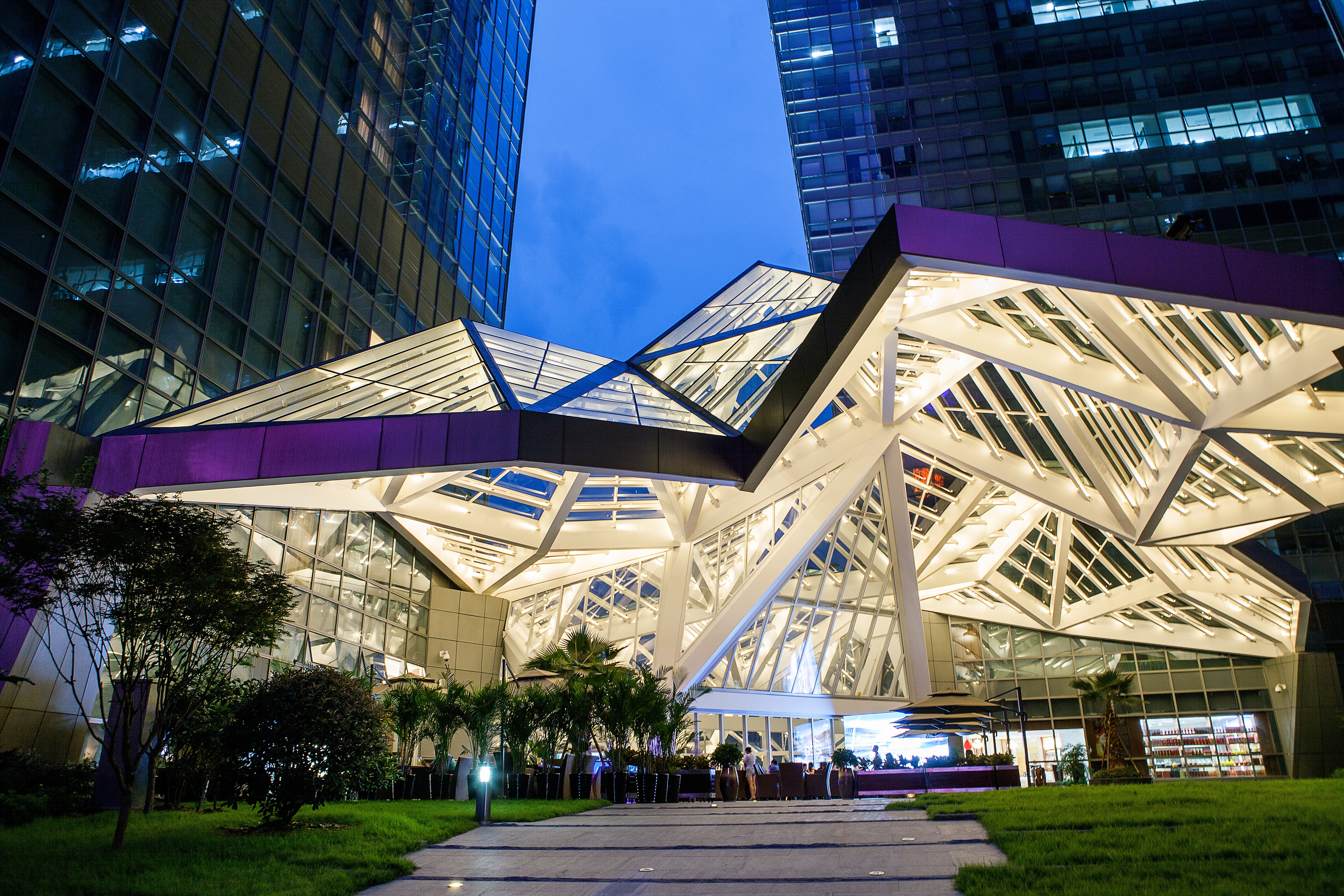 成都希尔顿酒店1晚，蓉城首家希尔顿品牌直营+可加购天堂岛海洋乐园门票【水晶状结构的华丽外观，蓉城新地标建筑】 ·特卖汇-【携程自由行景酒套餐】