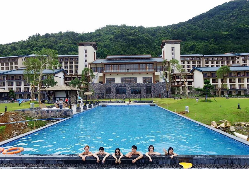 清远英德宝晶宫天鹅湖度假酒店1晚+3人自助晚餐+宝晶宫景区门票3张+桌球、乒乓球(二者选其一)30分钟+畅玩儿童水圈【游英德 新玩法】-【携程自由行景酒套餐】