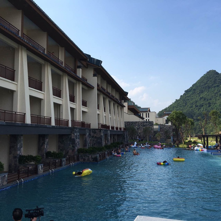 清远英德宝晶宫天鹅湖度假酒店1晚+3人自助晚餐+宝晶宫景区门票3张+桌球、乒乓球(二者选其一)30分钟+畅玩儿童水圈【游英德 新玩法】-【携程自由行景酒套餐】