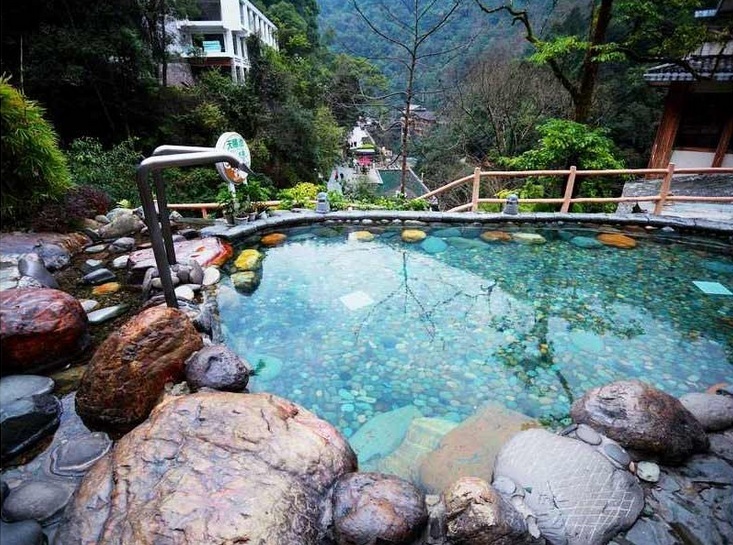 龙胜金泉山庄(龙胜温泉景区内) 双人无限次温泉畅泡 双早!