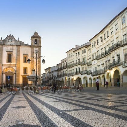 葡萄牙埃武拉黛安娜神庙+人骨教堂+埃武拉大教堂+希拉尔多广场一日游