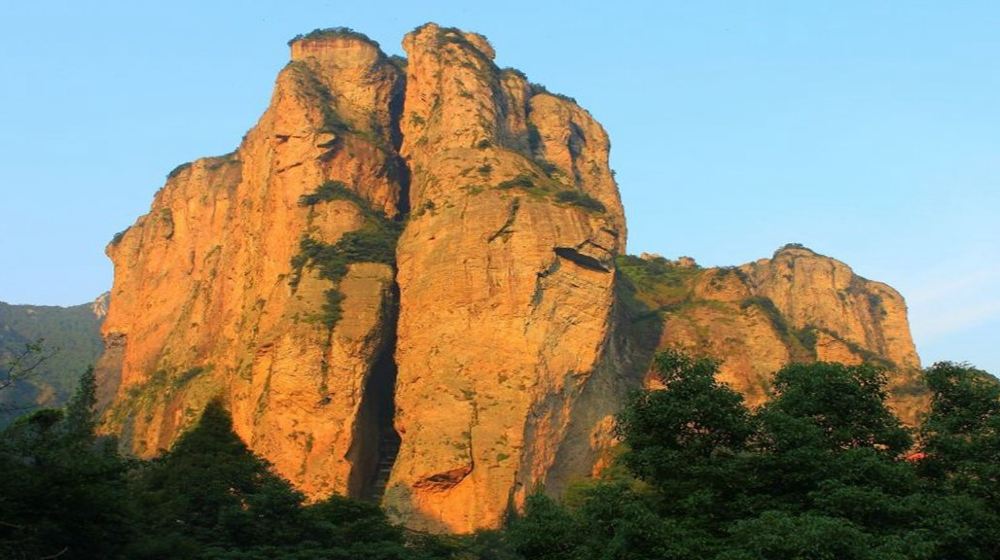 在过去,灵峰景区的夜景,被人们反复地比拟和想象,渐渐变得丰富而美丽.