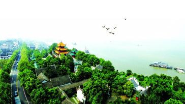 岳阳楼位于湖南省岳阳市古城西门城墙之上,下瞰洞庭,前望君山,自古有