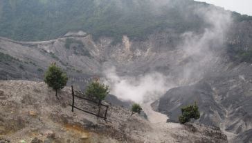印度尼西亚万隆覆舟火山徒步+温泉浴一日游(雅