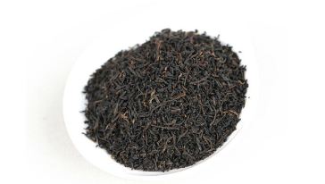 祁门红茶简称祁红,茶叶原料选用当地的中叶,中生种茶树