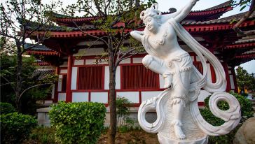 因为杨贵妃与唐明皇的爱情故事,华清池几乎无人不知.