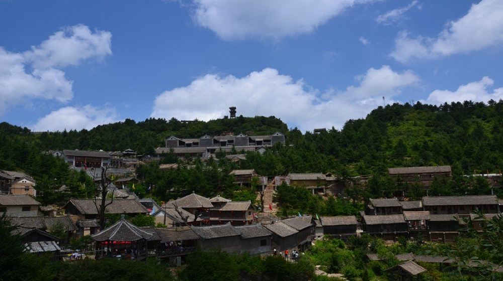 抱犊寨风景区有"天下奇寨,抱犊福地"之誉.