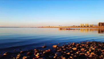 乌海湖生态旅游区是黄河海勃湾水利枢纽工程建成后形成的118平方公里