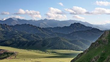 天山大峡谷重峦叠嶂
