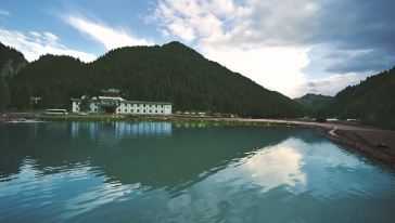 天山大峡谷太子湖晨光副本