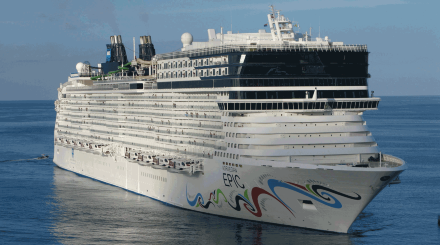 Ų������ ���˺� ���˺�������Freestyle CruisingΪ���⣬�������Լ��滮�����г̣����������ɡ���������κ�ʱ�䣬�κεص��òͣ����÷��������������ж��13�Ҹ��ַ�ζ�Ĺ��ʲ����Լ����糡��������û�з�װ���ر�涨��֪�����������ľư����������㲻��Ҫ��˷ɻ������������������ڰ��˺������Ϻ������ȴ����ձȣ��������ܹ�����ȫ���ñ��������ɵ�Ice Bar�����ϻ�������ʱ��ҹ�꣬���д�ͳ��������ֲ����Լ������������İ����ɶ�(White HotParty)��