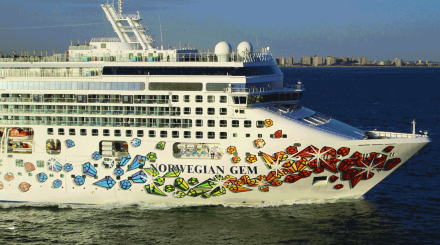 �鱦��  Ų���鱦������Norwegian Gem������һ�޶��Ļ�԰������ͥԺ�������������ԣ�����޴�ĳ������ƶ��ȼٴ����Ӿ�أ�ůˮ�����أ�ˮ�����ģ����ֳ��ȸ������л����ѡ��NCL�鱦�������ϸ���12����ͬ���͵Ĺ��ʲ�����24Сʱ�Ŀͷ�����11���ưɼ�����Ϊ����;�������ʡ�һ�й��������ƶ���ȷ���Լ��������һ���ڵ��к���������ϣ��Ⱥ��������ձȺ����ɺ��С�