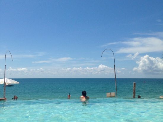 2001年开业,2012年装修,共有74间房 LamaiWantaBeachResortKohSamui(苏梅岛拉迈万塔度假酒店)坐落在苏梅岛著名的拉迈海滩(LamaiBeach)中心带,地理位置优越,步行可至附近的商店、银行,饭店以及酒吧,极为便利。 酒店客房舒适温馨,带有私人阳台,配有全套家具、先进设施和友好的客房服务,旨在为您缔造舒适惬意的居住体验。酒店设有一个面向60平方米海滨的无边游泳池,您可在此尽享水中畅游的乐趣,或是在池畔的日光浴椅上休息放松,欣赏美景。酒店的海滨餐厅供应泰式、西式