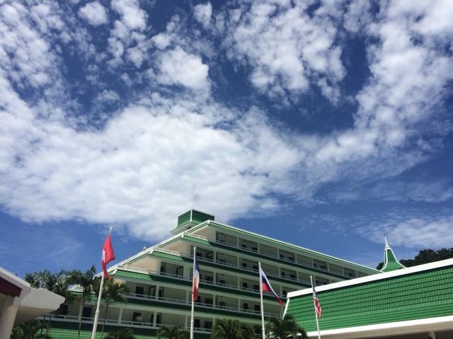 定这个酒店不会后悔的!携程对酒店的政策解读确实没有雅高达及时准确。酒店有一边泳池翻新到7月份,携程直接写的泳池不能使用,因为是出公告前定的房错过免费退房时间,担心死了,想,玩儿酒店没泳池怎么玩儿?!看了雅高达的备注又看了酒店官网,才明白是一半泳池翻新,另一半可以正常使用不受影响,雅高达也有写连住4晚送一顿午餐,打电话询问泳池和午餐,携程告知泳池2米,赠送午餐是雅高达跟酒店做的活动。都是不正确的,泳池最深2米,酒店特意在泳池一侧拦了浅水区给小朋友玩儿,泳池另一侧是阶梯式的,不会游泳的朋友也是可以学习和玩耍的