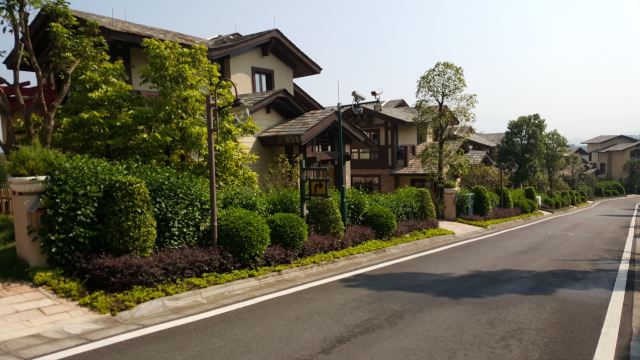 五一三家9人入住,每个人都很满意;首先要感谢酒店在我们预付房款后还可以人性化照顾我们调整提前一天入住,因为今年五一放假时间跟往年不同,预订付好款过一段时间后才发现问题,还好酒店爽快的给与调整,还主动发短信告知设施详情和注意事项,未入住已有好印象;入住当天堵车又下雨,我们晚上7点多才到达,管家阿芳耐心等待,雨中骑着摩托车带路入住、帮助联系好吃的餐馆并再次带路,服务贴心,后来我们的各种需求都能得到及时的满足,感动中由衷点赞! 两天的同学家庭聚会在欢声笑语中飞渡:唱K、品茶、打牌、打乒乓球、泡温泉、后花园烧烤,
