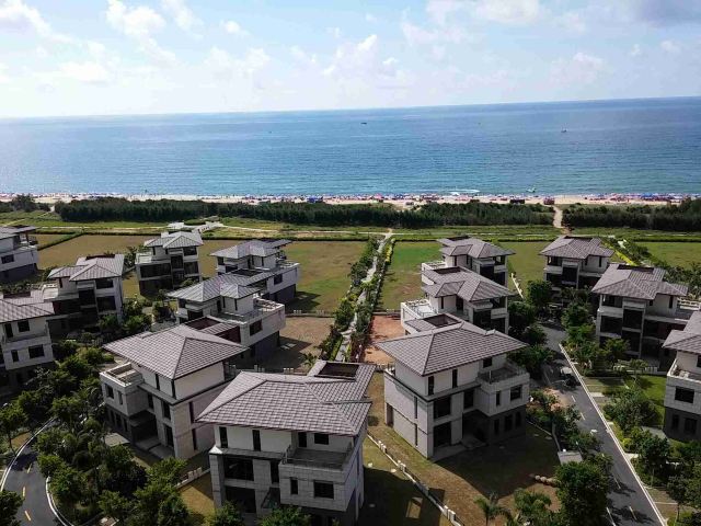 其实就是保利海洋之心,办理入住在P10,但安排在P1住下,弄得我们把行李拎来拎去,路边没地方停车,必须去地下车库,注意停车是要收费的哟~16小时内2元/小时,封顶一天30元,房间里地板很多细沙,一不小心床上都有了,值得赞一下就是阳台望出去的美景,把所有的不愉快都消除了,吃也是挺方便的,楼下一条街都是商铺,就是晚上沙滩的卡拉OK,太TMD吵,听歌听到半夜三四点,房间的隔音玻璃很一般哦~自驾游可以自备电磁炉和锅,自己到海鲜市场买海鲜回来煮,划算很多。