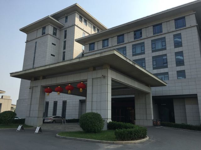 本来想忘记了不再提这件酒店,但为了警示来者还是负责任的评价一下吧。这酒店估计是国营的?;涣擞布换蝗砑?。不要对服务期待太多,这里是磨练你耐心和宽容的地方。特别是餐厅服务。这不是简单的态度问题,这是管理水平问题,怎一个乱字了得?你要是真把这当成星级饭店的话能把你气晕了。另外入住时房间热水壶里半壶剩水没清理。床垫太硬。说句公道话你还不如住锦江之星呢。