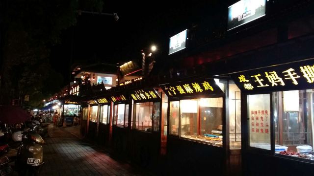 酒店在古汉台附近,过个十字路口就是饮马池小吃城,夜市非常棒,对于吃