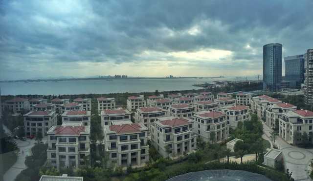 很喜欢途家的品牌,本来订的是厦门市中心的另一个途家,临时说被政府征用,就改到这家。设施、服务、景观(可看到五缘湾和五缘湾大桥)都是一如既往地令人满意。早餐清爽实惠。 可这家地理位置是硬伤,的哥说五缘湾是厦门最近开发的新区,周边都是其他新楼盘、有家希尔顿,但没有大超市,购物和娱乐中心,总的来说:几乎没有人气。 所以就只把这家酒店当作晚上落脚的场所吧,不要期望在周边能获得什么娱乐。有公交到市区,打车到万达广场也只要12元,还是比较方便的,只是需要多花一点点时间。 如果你的行程安排有五缘湾的话,住这家酒店非常便