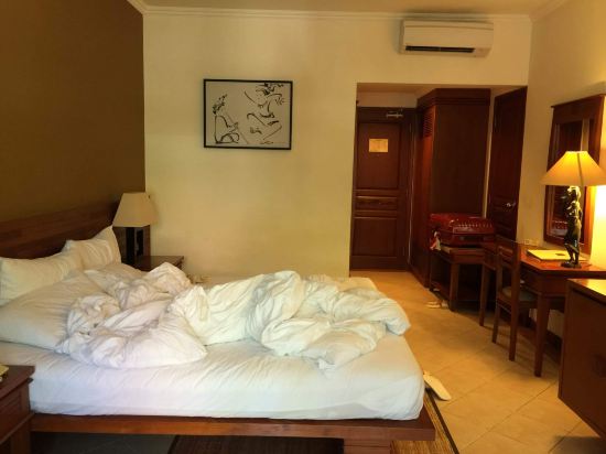 2004年开业,2012年装修,共有62间房 TheViraBaliBoutiqueHotel&Suite(巴厘岛维拉酒店),位于巴厘岛库塔地区,交通便捷,毗邻WaterbomPark水上公园、DiscoveryShoppingMall购物中心和海滩,到机场也仅需几分钟的时间。入住于此,不管您是出行、购物还是游玩,都非常便利。 酒店客房设施齐全,环境舒适温馨,同时可俯瞰游泳池美景。客房内配备有线电视、迷你吧、安全保管箱和私人阳台,在每一个舒适的夜晚,您都可在习习清风的吹拂下,眺望远处海面的
