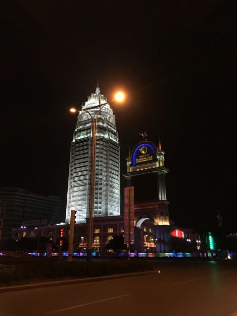 在临沂罗庄 很不错的一家五星级酒店 乍一看外部金碧辉煌 颇有澳门