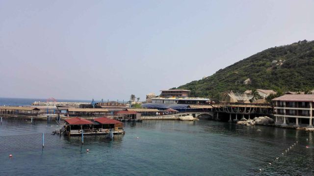 强烈建议住一晚,特别带着孩子会从容很多。木屋很有趣,风景也好,就是半夜总会听到一些奇怪的声响,估计是某种动物的声响,神经衰弱的人可能不太习惯。我和我妈到3点左右才睡着。没有一次性拖鞋,配的塑料拖鞋是烂的,不太方便。阳台的浴缸不能用早就在评论里看过所以也没觉得有什么失落。关于很多人吐槽的5元一次的电瓶车我坐了3个来回,对这个收费表示理解,毕竟岛上成本高,而且每次约车就算只有一个人人家也马上派车,接了住店客人的车司机就不让一日游客人上了,专车服务感觉很好,我觉得5元值得。海洋馆值得去,我们还花了100块买了3