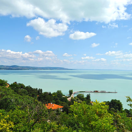 匈牙利巴拉顿湖+蒂豪尼半岛+班尼帝克汀修道院+海伦德一日游