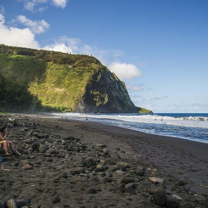 美国夏威夷普纳鲁吾黑沙海滩+夏威夷火山国家公园+阿卡卡瀑布州立公园+科哈拉海岸一日游