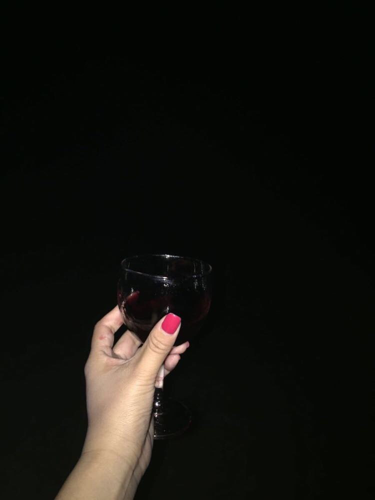夜晚,在酒店后边的沙滩上,喝红酒