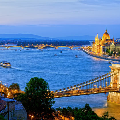 匈牙利布达佩斯塞切尼链桥+渔人堡+千年纪念碑+匈牙利国会大厦一日游