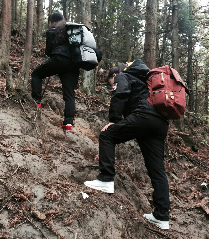 踩着泥泞又陡峭的山路,背着大包,几经透支的体力,一次又一次地打压着