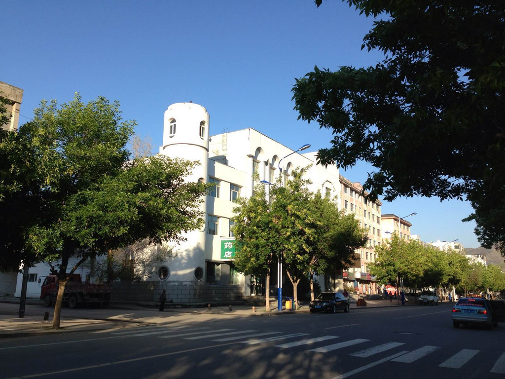                    阿勒泰市街景