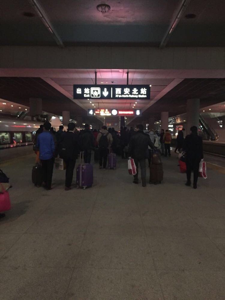 一路上车厢的乘客换了又换,晚上七点半终于到达终点站西安北站