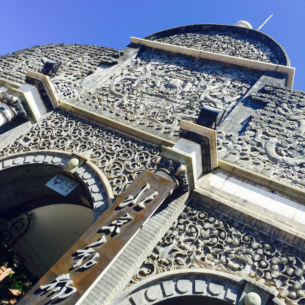北京动物园位于北京市西城区西直门外大街,占地面积约86公顷,水面8.6公顷。是中国最大的城市动物园,从清光绪三十二年(1906年)至今已有逾百年的历史。 在此安家落户的有中国特产的珍贵动物大熊猫、金丝猴、东北虎、白唇鹿、麋鹿(四不像)、矮种马、丹顶鹤,还有来自世界各地有代表性的动物如非洲的黑猩猩、澳洲的袋鼠、美洲豹、墨西哥海牛、无毛狗、欧洲野牛等。两栖爬虫馆分上下两层楼,内有大小展箱90个,展出世界各地的爬行动物100 多种。