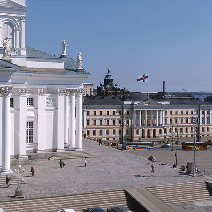 芬兰赫尔辛基大教堂+总统府+芬兰国家剧院+圣殿广场教堂一日游