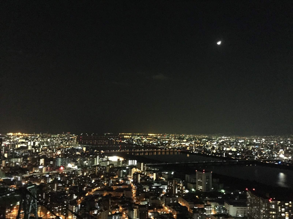 上到观景台找了窗边的位置坐下,看着大阪夜景