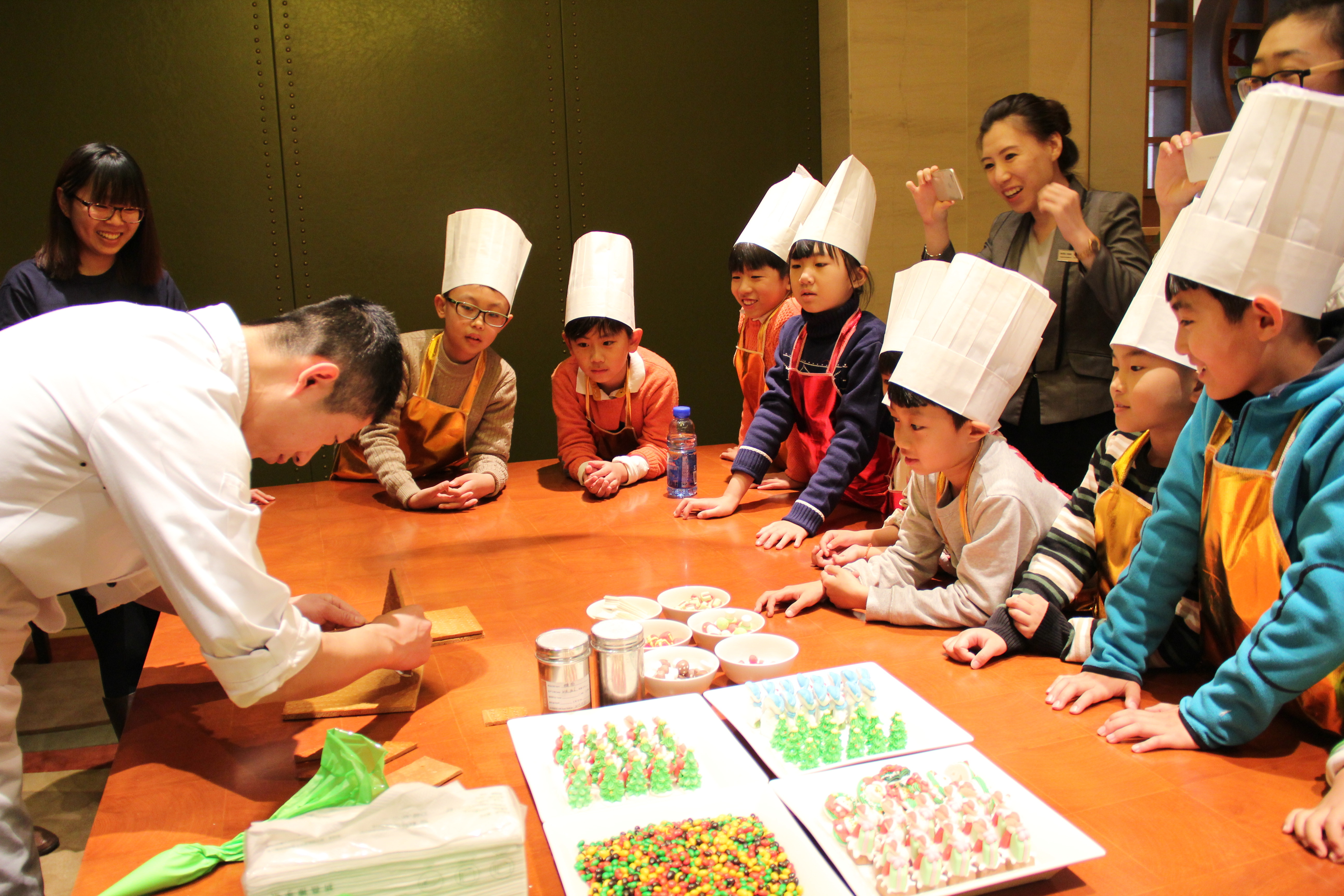 Britax宝得适,青岛金沙滩希尔顿酒店1晚+珠山杜鹃赏春\/草莓采摘+双人亲子甜点烘培(需提前24小时预约)-【携程自由行景酒套餐】