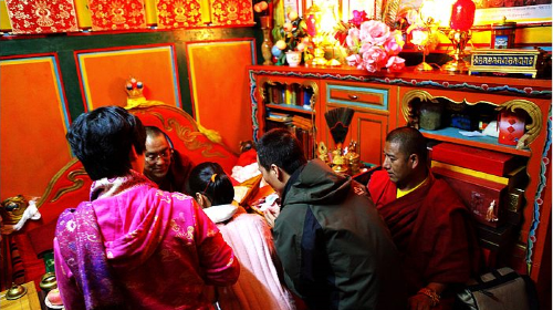 洛桑银巴活佛或松赞林寺主堪布活佛"吉参白桑活佛"正月初三与您面对