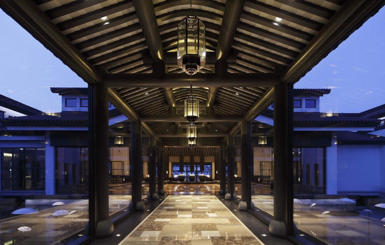 【还记得鲁迅笔下的孔乙己吗?】绍兴咸亨酒店1晚+可加购柯岩风景区\/龙华寺\/绍兴古城联票+中西自助早餐·来一碟茴香豆,烫一壶黄酒,悠然自在!-【携程自由行景酒套餐】