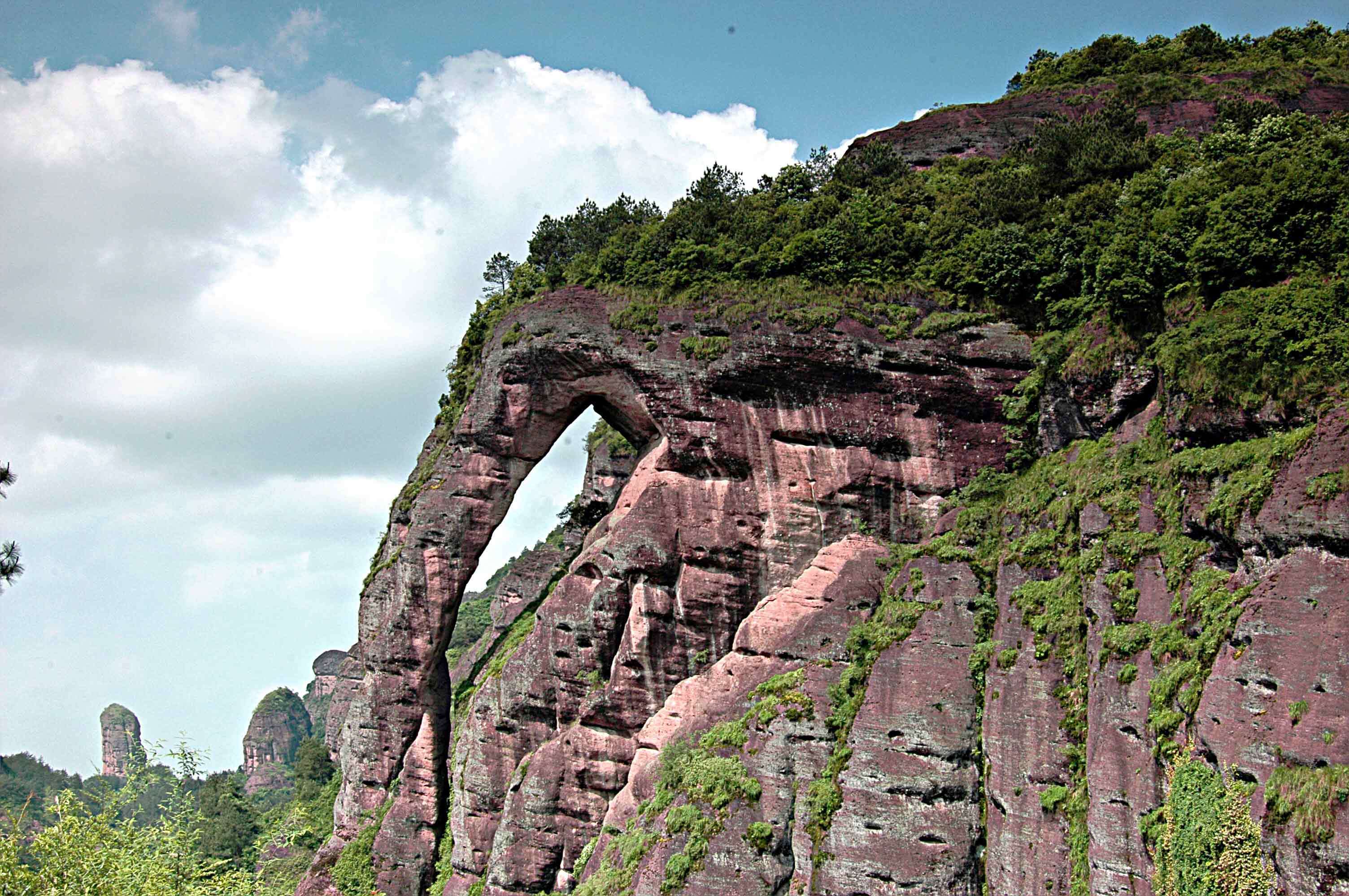山 山原名云锦山,是重点风景名胜区,位于