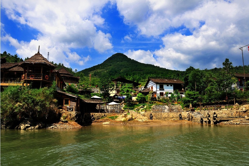 千年古寨!清远连南广东瑶族文化大酒店1晚+连州地下河 或 湟川三峡门票，漫步村落间，仿佛在穿越时光隧道-【携程自由行景酒套餐】