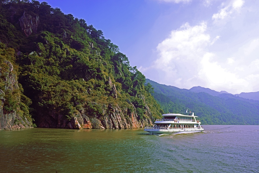浈阳坊位于清远市英德连江口镇浈阳峡生态旅游度假区内,那里有美丽的