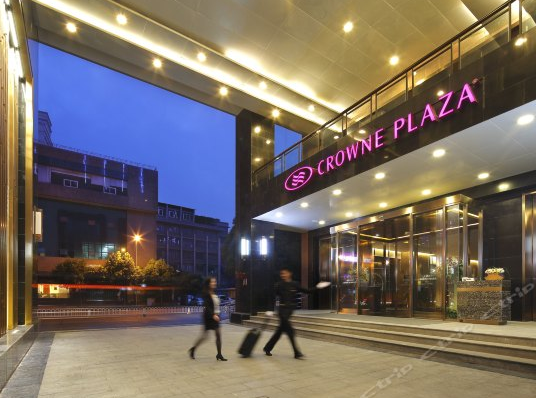 五星双人游!昆明中心皇冠假日酒店1晚+云南民