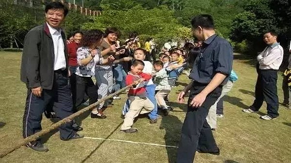 采标本+竹竿舞+踩高跷+滚铁环+打年糕.还能怎